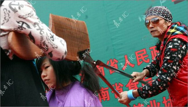 Đây là chiếc lược và kéo lớn nhất được sử dụng từ trước tới giờ bởi những nhà tạo mẫu tóc Trung Quốc.
